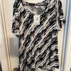 NWT Lularoe Classic tee